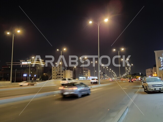 طريق اسفلتي عام، اعمدة انارة الشوارع المضيئة ليلا، طريق الاندلس في مدينة جدة في المملكة العربية السعودية، خط سير السيارات، طرق وشوارع ومعالم جدة