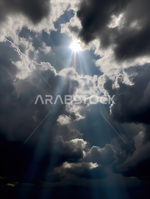 اشعة الشمس المتناثرة بين السحب البيضاء، السماء الملبدة الغيوم، خلفية الطبيعة