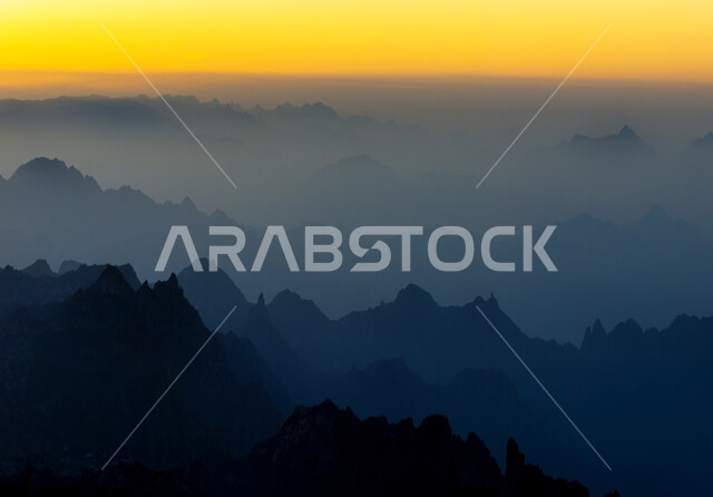 اشعة الشمس وقت غروب الشمس، جبال الشفا في مدينة الطائف، القمم والمرتفعات الجبلية، الطبيعة الجبلية في السعودية، اماكن سياحية في السعودية