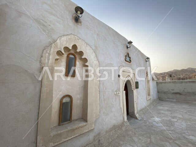 مسجد قديم في منطقة الأحساء بالمملكة العربية السعودية , فن معماري من الطراز القديم , اسلاميات وعبادة, جامع عتيق من الطين و الحجر الابيض, معالم اثرية دينية تاريخية  . 