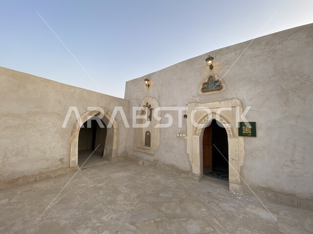 جامع عتيق من الطين و الحجر الابيض, مسجد قديم في منطقة الأحساء بالمملكة العربية السعودية , فن معماري من الطراز القديم , اسلاميات وعبادة, معالم اثرية دينية تاريخية  . 