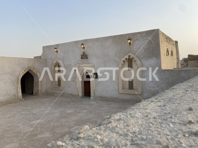 جامع عتيق من الطين و الحجر الابيض, مسجد قديم في منطقة الأحساء بالمملكة العربية السعودية , فن معماري من الطراز القديم , اسلاميات وعبادة, معالم اثرية دينية تاريخية  . 