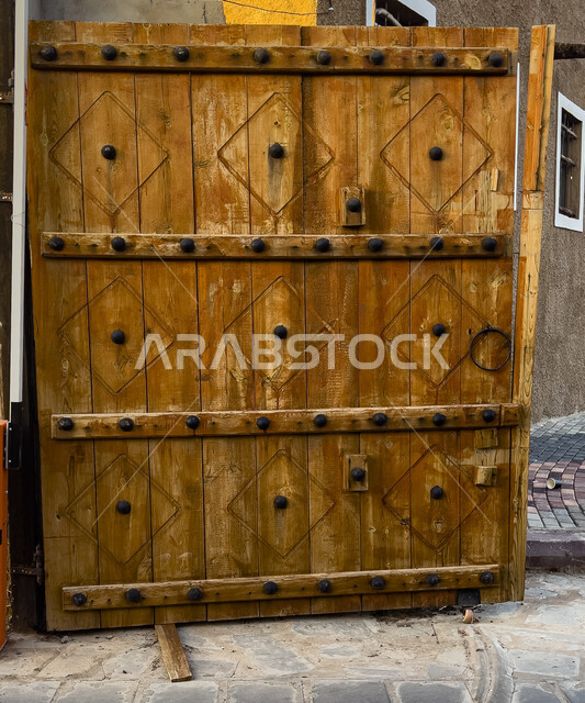 باب القرية التراثية في محافظة الحائط في المملكة العربية السعودية, الفن المعماري القديم, أثار حضارية تاريخية و منازل قديمة .