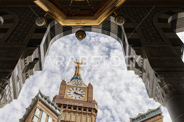 مبنى برج الساعة الملكي بالمسجد الحرام، صورة مقربة لبرج الساعة في مكة المكرمة بالمملكة العربية السعودية في العيد المبارك، أبراج الحرم المكي، أطول برج ساعة في العالم