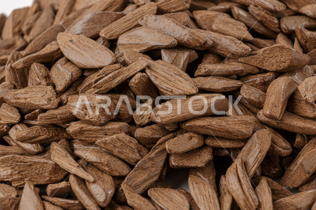  التطيب والتبخير بالعود العربي السعودي الاصلي، صورة مقربة لخشب العود والبخور الخليجي، عطورات عربية فخمة وراقية