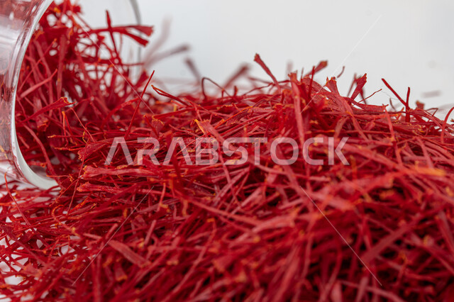 ميسم زهرة الزعفران ذات فوائد صحية وقيم غذائية، صورة لنبات الزعفران الأحمر المجفف، تستخدم كتوابل وبهارات ، تلوين الحلوى والمأكولات، خلفية بيضاء. 
