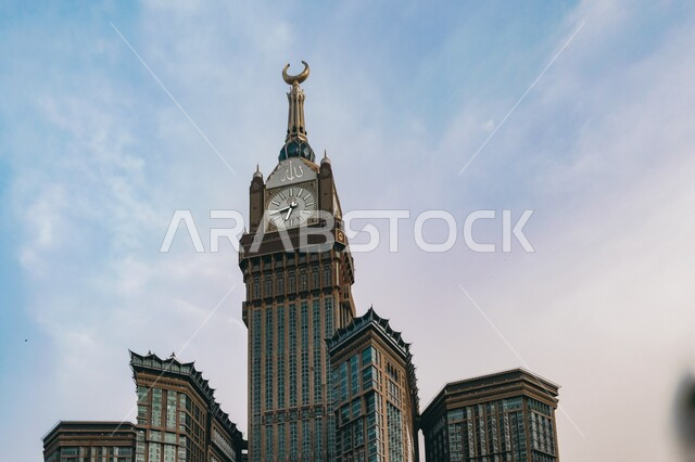 مبنى برج الساعة الملكي بالمسجد الحرام، صورة مقربة لبرج الساعة في مكة المكرمة بالمملكة العربية السعودية، أبراج الحرم المكي، أطول برج ساعة في العالم