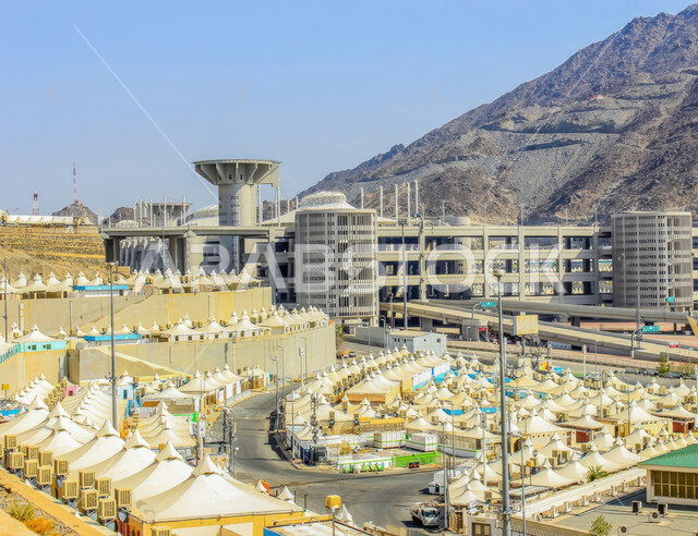 مشعر مِنى تحيط به الجبال في مكة المكرمة في المملكة العربية السعودية , موضع أداء شعائر الحج ومبيت الحجاج في يوم التروية ويوم عيد الأضحى وأيام التشريق , مدينة الخيام البيضاء تستقبل حجاج بيت الله الحرام