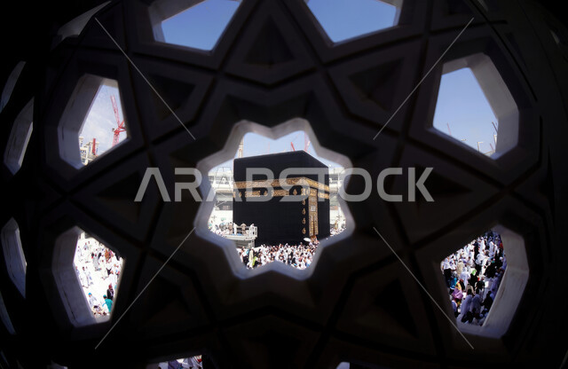 الكعبة المشرفة في مكة المكرمة في المملكة العربية السعودية ، أداء مناسك الحج والعمرة ، الطواف حول الكعبة ، العبادة والتقرب الى الله ، معالم دينية اسلامية في السعودية