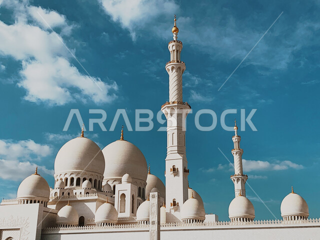 منظر السماء المليئة بالغيوم البيضاء, المعالم الاسلامية والدينية في ابو ظبي، صورة مقربة لمسجد الشيخ الزايد (المسجد الكبير) في أبو ظبي في الامارات العربية المتحدة، الفن الهندسي المعماري، العبادة والتقرب الى الله, خلفية اسلامية