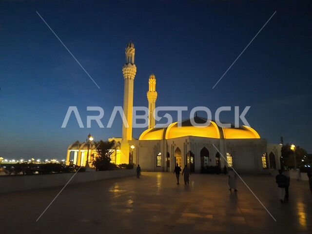 مسجد حسن عناني المضيئ على كورنيش جدة في المملكة العربية السعودية ليلا، معالم جدة الاسلامية، الفن الهندسي المعماري، العبادة والتقرب الى الله, أداء الصلاة في المساجد, 