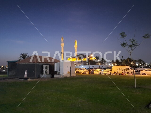 معالم دينية اسلامية مشهورة, مسجد حسن عناني المضيئ على كورنيش جدة في المملكة العربية السعودية ليلا، الفن الهندسي المعماري، العبادة والتقرب الى الله .