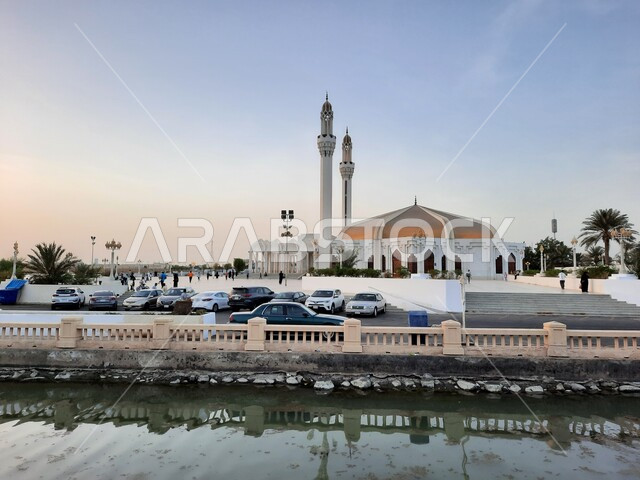 زراعة أشجار النخيل, حركة المرور في الشوارع والطرقات , معالم دينية اسلامية مشهورة, مسجد حسن عناني على كورنيش جدة في المملكة العربية السعودية ، الفن الهندسي المعماري، العبادة والتقرب الى الله .