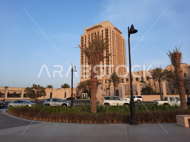 الحدائق والمنتزهات في كورنيش جدة في المملكة العربية السعودية، حركة سير السيارات في الشوارع, صوره مقربه لطريق كورنيش جده,  الطبيعة الخضراء، معالم و أماكن سياحية مشهورة , زراعة النباتات الخضراء و الاشجار .