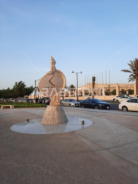 حركة سير السيارات في الشوارع, صوره مقربه لطريق كورنيش جده, الحدائق والمنتزهات في كورنيش جدة في المملكة العربية السعودية، الطبيعة الخضراء، معالم و أماكن سياحية مشهورة , زراعة النباتات الخضراء و الاشجار .