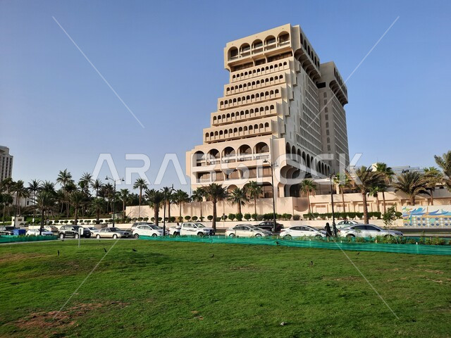 فندق الشيراتون المطل على البحر الأحمر ،معالم و أماكن سياحية مشهورة ,لحدائق والمنتزهات في كورنيش جدة في المملكة العربية السعودية، مساحات خضراء واسعه، زراعة النباتات الخضراء و الاشجار .