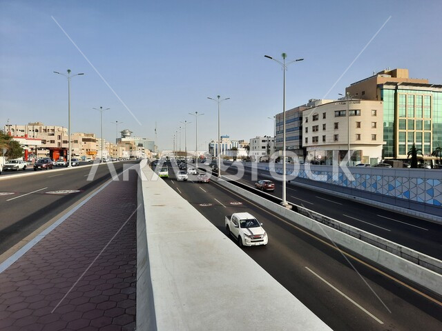 اعمدة انارة الشوارع ، طريق اسفلتي عام،  طريق الاندلس في مدينة جدة في المملكة العربية السعودية، خط سير السيارات، الطرق والشوارع المعبدة  , معالم و أماكن مشهورة