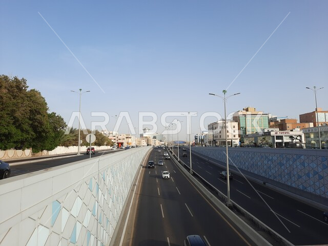 طريق اسفلتي عام، اعمدة انارة الشوارع ، طريق الاندلس في مدينة جدة في المملكة العربية السعودية، خط سير السيارات، الطرق والشوارع المعبدة  , معالم و أماكن مشهورة
