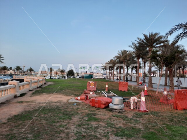  معالم كورنيش جدة على ساحل البحر الاحمر ، زراعة أشجار النخيل ,الواجهة البحرية في مدينة جدة في المملكة العربية السعودية , أماكن  سياحية مشهورة, مناطق عائليه  ترفيهيه ،المنطقة الساحلية في جده الجديده