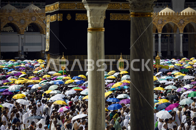 أداء مناسك الحج و العمرة, حجاج بيت الله الحرام يطوفون حول الكعبة المشرفة و يحملون مظلات, موسم الحج 2023, الأعمدة و التصاميم الهندسية المعمارية في  الحرم المكي.