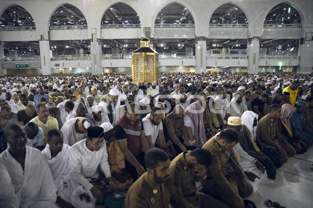 حجاج يقومون بأداء الصلاة في بيت الله الحرام, مناسك الحج والعمرة، مقام سيدنا ابراهيم عليه السلام في مكة المكرمة في المملكة العربية السعودية، الحجاج والمعتمرين في ساحات الحرم المكي الشريف، اماكن ومعالم دينية إسلامية مقدسة.