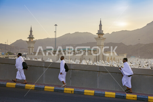 صورة للحجاج امام المشاعر المقدسه في مكة المكرمة، آداء مناسك الحج ،موسم الحج 2023، اماكن اسلامية مقدسة في المملكة العربية السعودية ، العبادة والتقرب الى الله, خيام و مبيت حجاج بيت الله الحرام في مشعر منى . 