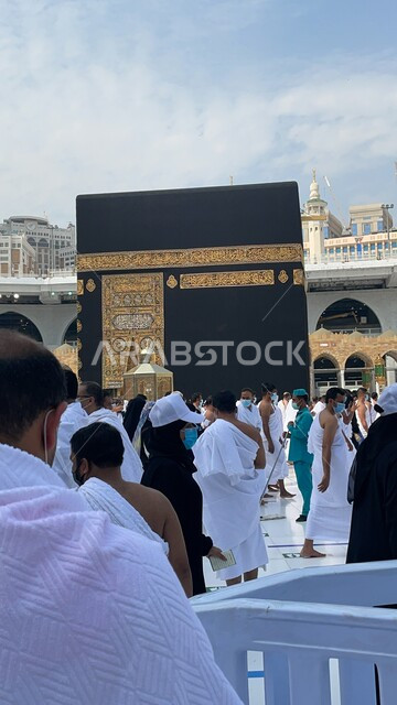 الحرم المكي الشريف ، الكعبة المشرفة في مكة المكرمة ، صورة مقربة لطواف الحجاج المسلمون حول الكعبة المشرفة ، أداء مناسك الحج والعمرة ، العبادة و التقرب الى الله ، معالم دينية اسلامية في المملكة العربية السعودية, موسم الحج 2023 .