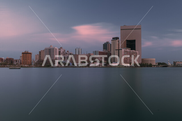 بحيرة الاربعين في جدة البلد وقت غروب الشمس , أنشطة ترفيهيه سياحية, أماكن تاريخيه مشهورة,  الابراج وناطحات السحاب في مدينة جدة القديمة, الفن الهندسي المعماري, خلفية الطبيعه  .