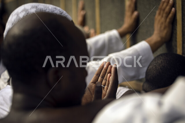 الإلحاح بالدعاء و الطلب من الله تعالى, صورة مقربة لحاج سوداني يرتدي ملابس الإحرام بالقرب من الكعبة المشرفة ويدعي بخشوع وتذلل, زيارة بيت الله الحرام, أداء مناسك الحج و العمرة, موسم الحج 2023.