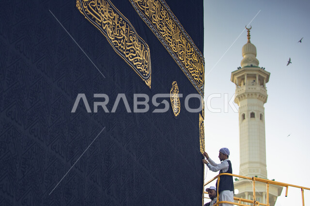 تغيير ثوب الكعبة المشرفة القديم بثوب جديد, استبدال كسوة الكعبة المشرفة بعد فجر التاسع من شهر ذي الحجة, عامل يقف على الرافعة لتبديل كسوة قبلة المسلمين, أداء مناسك الحج, موسم الحج 2023.