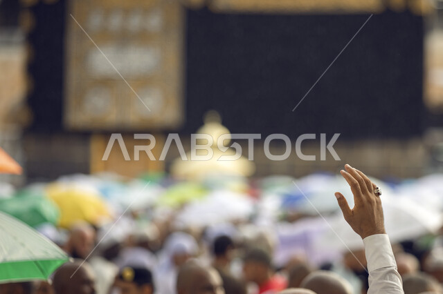 الحجاج المسلمين يطوفون حول الكعبة المشرفة في مكة المكرمة، الحرم المكي الشريف في مكة المكرمة بالمملكة العربية السعودية ، أداء مناسك الحج والعمرة ، موسم الحج 2023 ، صورة مقربة ليد حاج يناجي الله, المسجد الحرام.