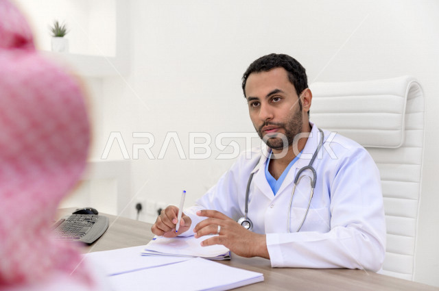 رجل عربي خليجي سعودي في موعد مع طبيب استشاري اخصائي سعودي ، طبيب اخصائي في المستشفى يقدم الاستشارات الطبية والخدمات الصحية  ، مفهوم الطب والرعاية الصحية