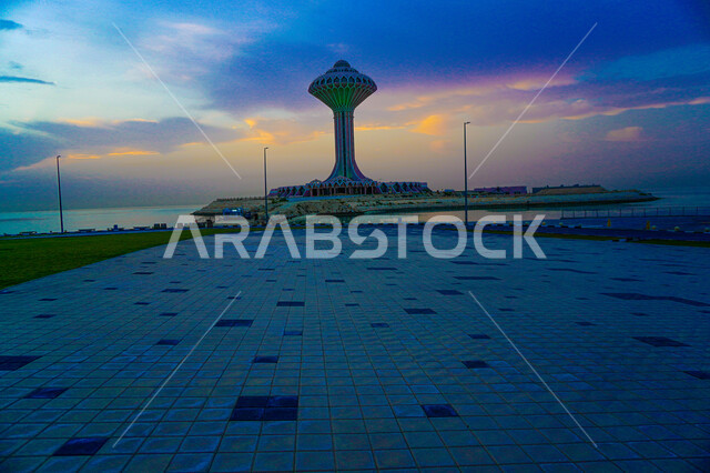 منظر السماء الملبدة بالغيوم, الواجهه البحريه على ساحل البحر الأحمر وقت غروب الشمس, برج المياه في مدينة الخبر في المملكة العربية السعودية, الفن الهندسي والمعماري لخزان الماء على كورنيش الخبر, معالم سياحيه مشهوره في مدينة الدمام