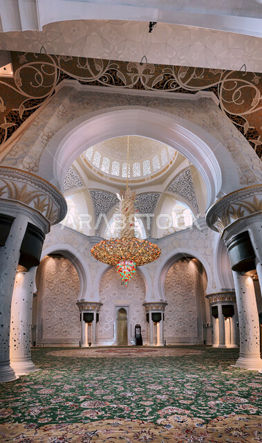 صورة داخلية لمسجد الشيخ زايد الكبير في امارة ابو ظبي في الامارات العربية المتحدة، العمارة الاسلامية في الامارات، معالم ابو ظبي المشهورة، الفن الهندسي المعماري، اماكن اسلامية مقدسة