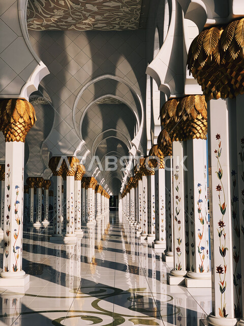 معالم ابو ظبي المشهورة، صورة داخلية لمسجد الشيخ زايد الكبير في امارة ابو ظبي في الامارات العربية المتحدة، العمارة الاسلامية في الامارات، الفن الهندسي المعماري، اماكن اسلامية مقدسة