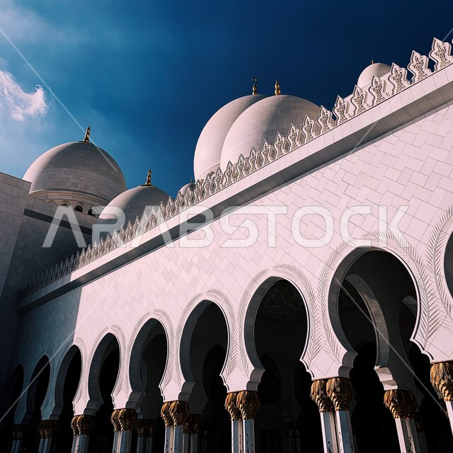 مسجد الشيخ زايد الكبير في امارة ابو ظبي في الامارات العربية المتحدة، العمارة الاسلامية في الامارات، معالم ابو ظبي المشهورة، الفن الهندسي المعماري، اماكن اسلامية مقدسة