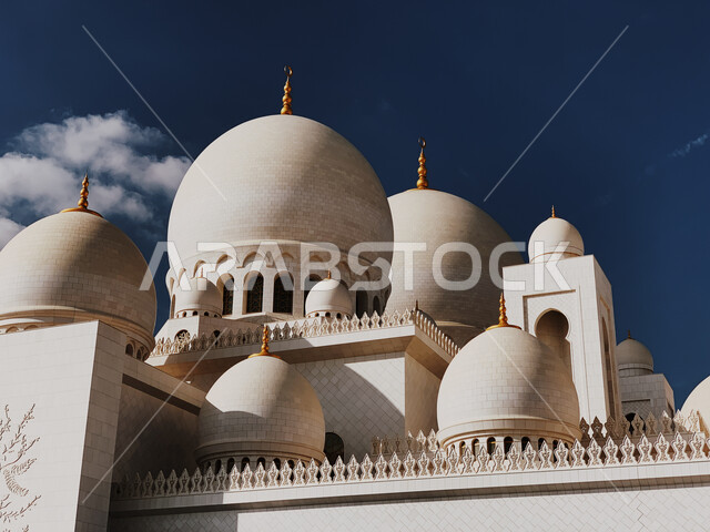 معالم ابو ظبي المشهورة، العمارة الاسلامية في الامارات، مسجد الشيخ زايد الكبير في امارة ابو ظبي في الامارات العربية المتحدة، الفن الهندسي المعماري، اماكن اسلامية مقدسة