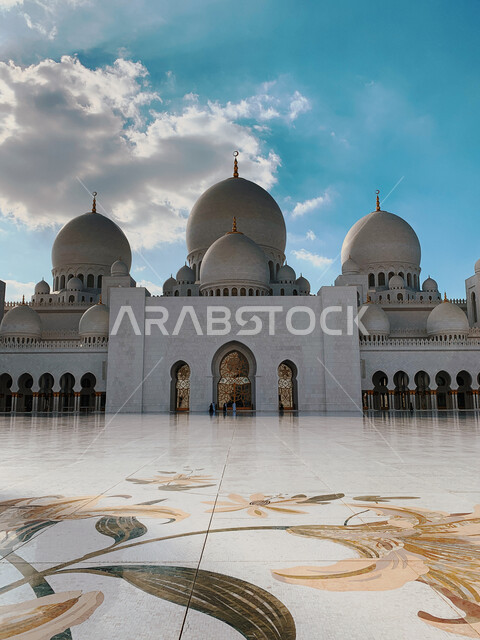 معالم ابو ظبي المشهورة، الساحة الخارجية لمسجد الشيخ زايد الكبير في امارة ابو ظبي في الامارات العربية المتحدة، الفن الهندسي المعماري، العمارة الاسلامية في الامارات، اماكن اسلامية مقدسة
