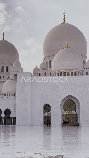 معالم ابو ظبي المشهورة، الساحة الخارجية لمسجد الشيخ زايد الكبير في امارة ابو ظبي في الامارات العربية المتحدة، الفن الهندسي المعماري، العمارة الاسلامية في الامارات، اماكن اسلامية مقدسة