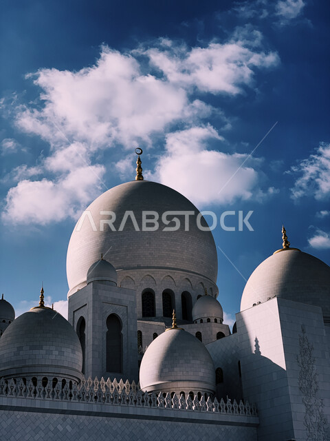 الفن الهندسي المعماري، اماكن اسلامية مقدسة، العمارة الاسلامية في الامارات، معالم ابو ظبي المشهورة، مسجد الشيخ زايد الكبير في امارة ابو ظبي في الامارات العربية المتحدة