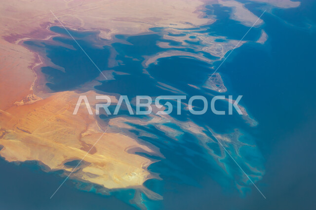 صورة علوية عامودية لسواحل البحر الاحمر، الرمال الناعمة على شواطئ البحر، الطبيعة البحرية في السعودية