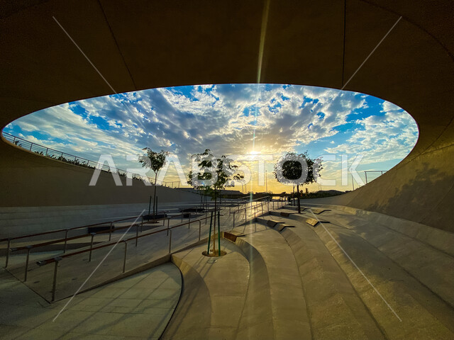 الفن الهندسي المعماري الخارجي لمركز الملك عبد العزيز الثقافي العالمي - اثراء في الظهران في المملكة العربية السعودية، الاشجار والنباتات الخضراء، معالم الظهران المشهورة، السياحة في السعودية