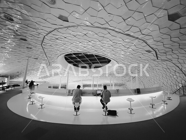 صورة بالابيض والاسود لمركز اثراء المعرفة من الداخل,  الفن الهندسي للتصاميم الداخلية ، الاستمتاع بالاكتشاف والمطالعة ,مركز الملك عبدالعزيز الثقافي العالمي في مدينة الظهران في المملكة العربية السعودي, أماكن سياحية في السعودية, المعالم الثقافية المشهورة .