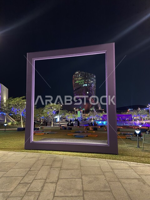 صورة ليلية من اطار فارغ لمركز الملك عبدالعزيز الثقافي العالمي في مدينة الظهران في المملكة العربية السعودية ، الفن الهندسي المعماري، أماكن سياحية في السعودية, أضواء وانارة اثراء ليلا