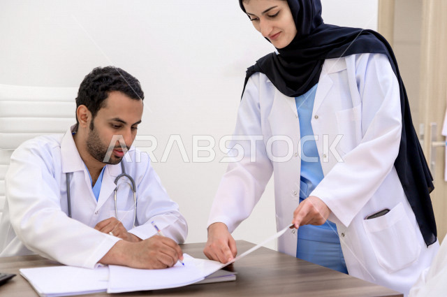 رجل عربي خليجي سعودي في موعد مع اطباء استشاريين سعوديين ، طبيب اخصائي في المستشفى يقدم الاستشارات الطبية والخدمات الصحية  ، مفهوم الطب والرعاية الصحية