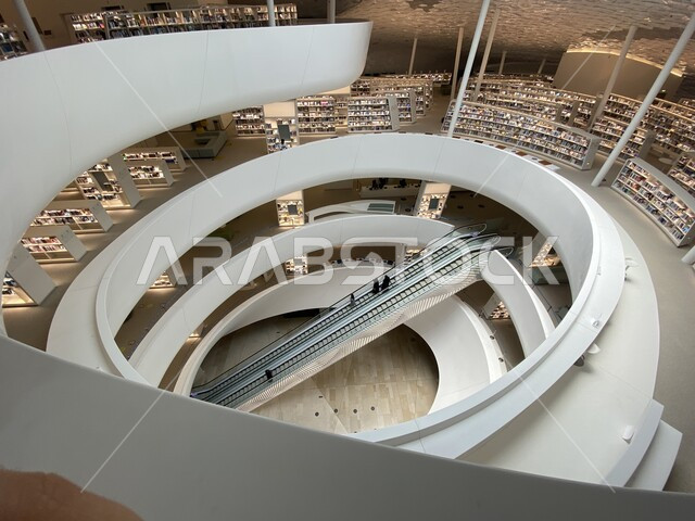  اماكن ثقافية تعليمية في السعودية, التصاميم الهندسية المعمارية الداخلية, صورة علوية من الداخل لمركز اثراء المعرفة في منطقة الظهران في المملكة العربية السعودية ، مركز الملك عبد العزيز الثقافي العالمي ،معارض ومكتبات