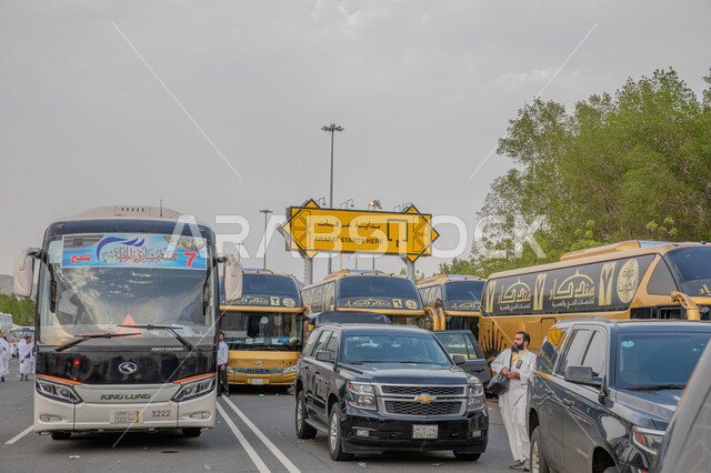 باصات نقل الحجاج الى جبل عرفات لأداء مناسك الحج والعمرة, وسائل النقل والمواصلات, العبادة والتقرب إلى الله في معالم واماكن اسلامية دينية مقدسة , موسم الحج 2023 في المملكة العربية السعودية