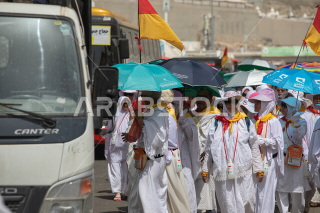 باصات نقل حجاج بيت الله الحرام يرتدون لباس الإحرام في مكة المكرمة في المملكة العربيه السعودية في مشعر منى، اداء مناسك الحج والعمرة، العبادة والتقرب إلى الله في معالم واماكن اسلامية دينية مقدسة, موسم الحج 2023, أداء الفرائض الدينية .