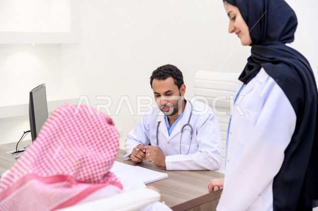 رجل عربي خليجي سعودي في موعد مع اطباء استشاريين سعوديين ، طبيب اخصائي في المستشفى يقدم الاستشارات الطبية والخدمات الصحية  ، مفهوم الطب والرعاية الصحية