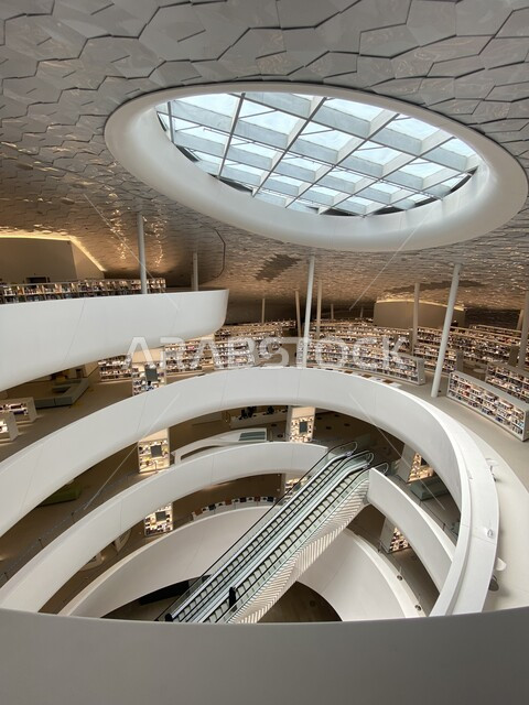 التصاميم الداخلية الهندسية المعمارية , اماكن تعليمية ثقافية في السعودية,  صورة علوية من الداخل لمركز اثراء المعرفة في منطقة الظهران في المملكة العربية السعودية ، مركز الملك عبد العزيز الثقافي العالمي ،معارض ومكتبات